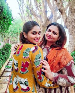 Akila Narayanan (Shivani Narayanan's Mother) Age, Height, Family, Biography, Husband & More 2 shivu